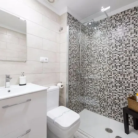 4 Minutes Walk From Yumbo Апартаменты